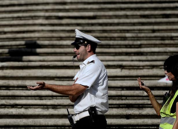 Sitzverbot auf Spanischer Treppe: Touristen drohen hohen Strafen