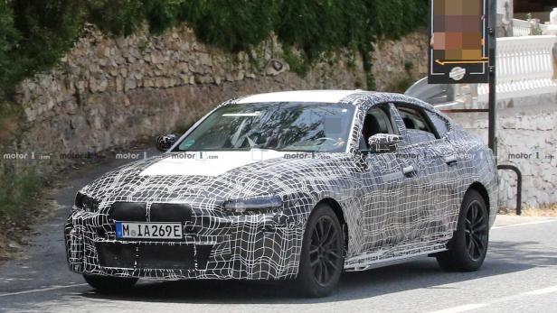 Ein getarntes BMW-Fahrzeug auf einer Straße.