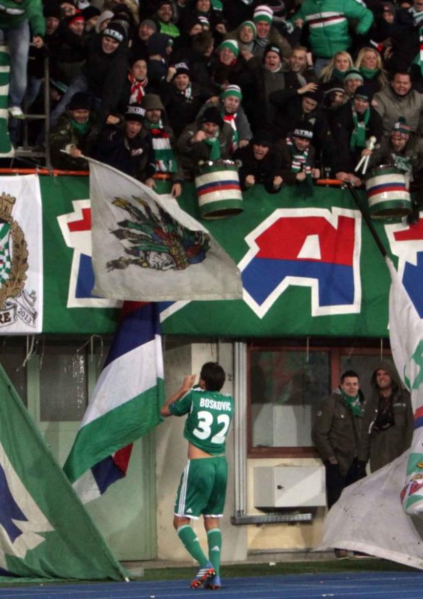 Ein Fußballspieler namens Boskovic mit der Nummer 32 vor einer jubelnden Menschenmenge.