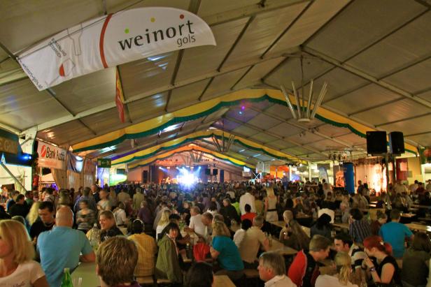 Volksfeste locken Besucher mit Live-Auftritten und Messestall