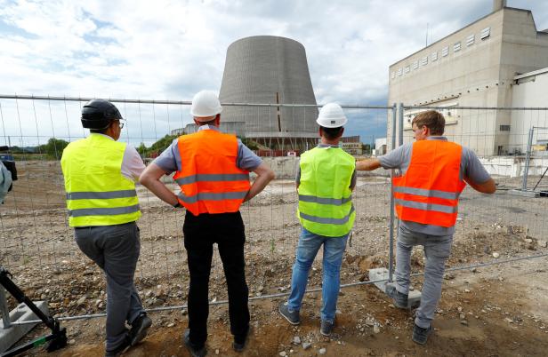 Kühlturm von deutschem Atomkraftwerk kontrolliert eingestürzt