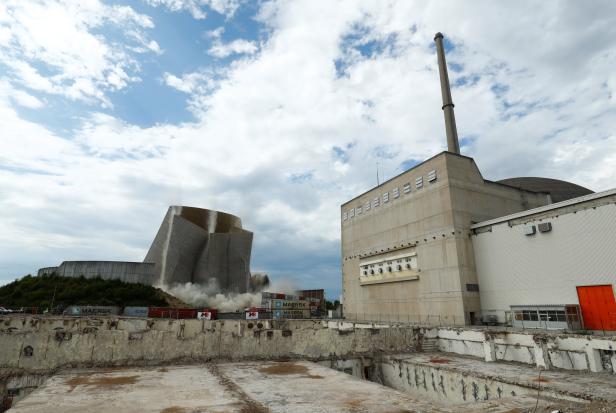Kühlturm von deutschem Atomkraftwerk kontrolliert eingestürzt