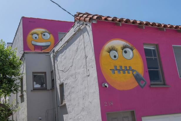 Wo ein pinkfarbenes Haus mit Emojis jetzt für gewaltigen Ärger sorgt