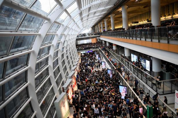 Proteste legen Hongkongs Flughafen lahm: China ortet "Terrorismus"