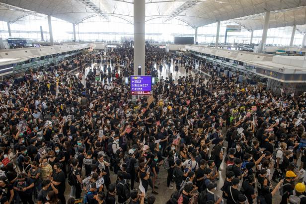 Proteste legen Hongkongs Flughafen lahm: China ortet "Terrorismus"