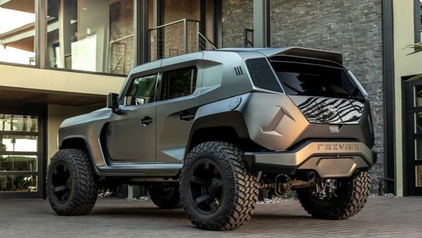 Ein grauer Rezvani Tank SUV steht vor einem modernen Haus.