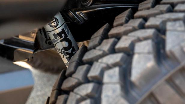 Detailaufnahme eines Jeep-Reifens mit einem FOX-Stoßdämpfer.