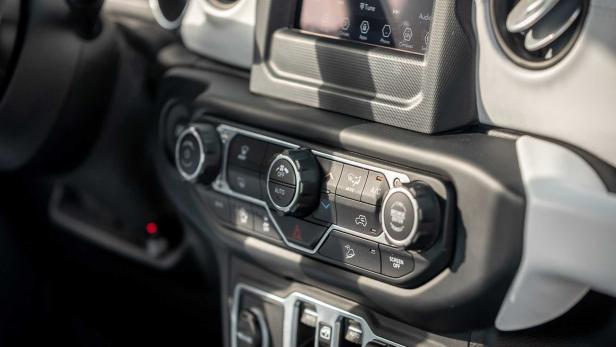Das Bedienfeld für Klimaanlage und Infotainment im Innenraum eines Autos.