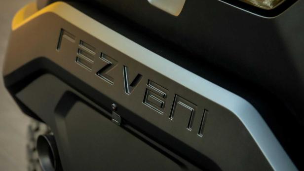 Detailansicht des Rezvani-Schriftzugs auf einem Fahrzeug.
