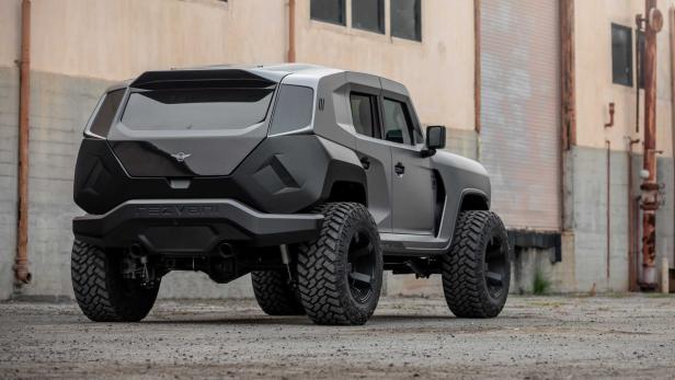 Ein grauer Rezvani Tank SUV, von hinten fotografiert.
