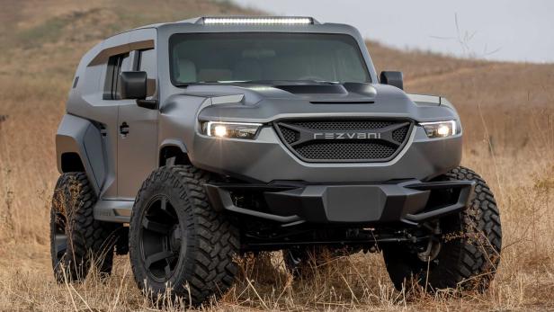 Ein grauer Rezvani Tank SUV steht im hohen Gras.