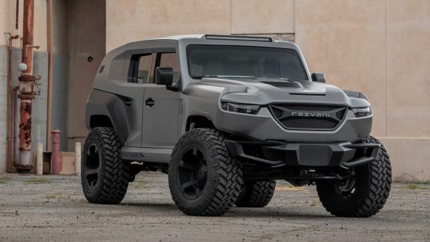 Ein grauer Rezvani Tank Offroad-SUV steht vor einem Gebäude.