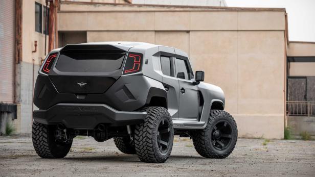 Ein grauer Rezvani Tank Offroad-SUV, von hinten fotografiert.