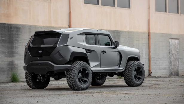 Ein grauer Rezvani Tank SUV steht vor einem Gebäude.