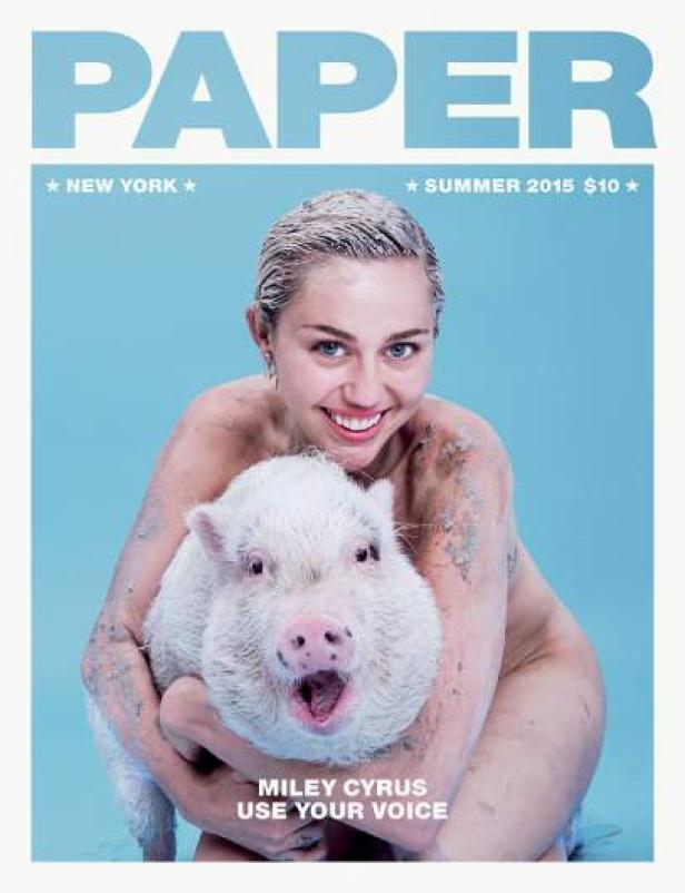 Miley Cyrus umarmt ein Ferkel auf dem Cover des Paper Magazine, Sommer 2015.