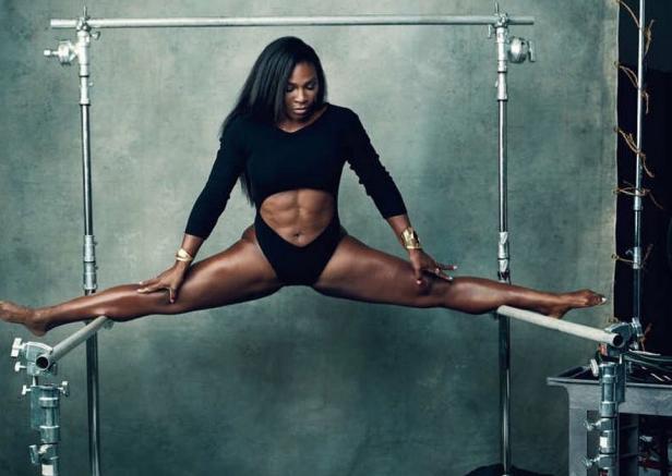 Serena Williams macht einen Spagat auf einer Ballettstange.