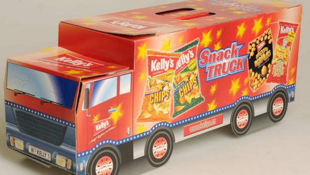 Ein Spielzeug-LKW, der mit Bildern von Kelly's Chips und Snacks verziert ist.