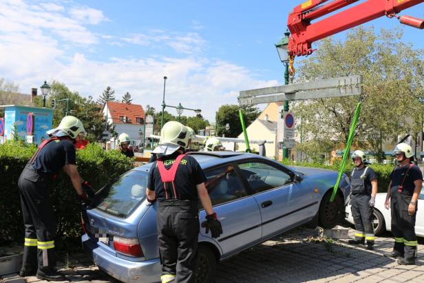 Kurioser Unfall in Maria Enzersdorf: Auto blieb in Gebüsch stecken