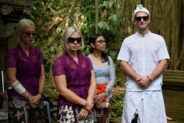 Bizarres Video: Influencer-Paar entheiligt Tempelwasser auf Bali