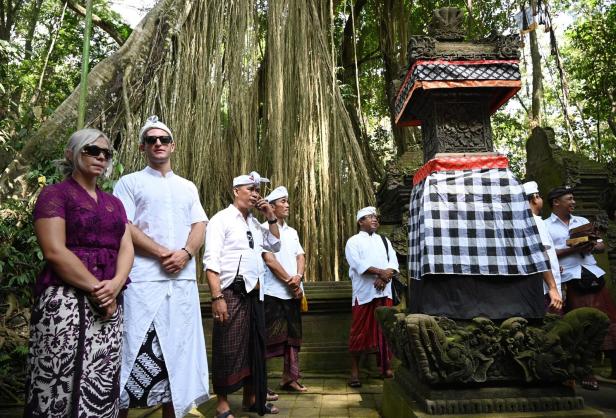 Bizarres Video Influencer Paar Entheiligt Tempelwasser Auf Bali Kurierat 