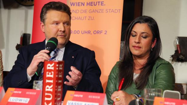 Michael Ludwig und eine Frau bei einer Pressekonferenz mit Logos von „Kurier“ und „Wien heute“.