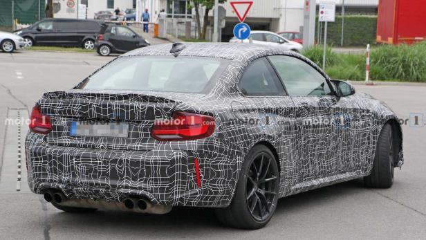 Ein Prototyp des BMW M2 ist mit einer Tarnfolie beklebt.