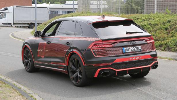 Audi RS Q8 erstmals komplett ungetarnt mit wilden roten Details