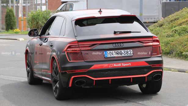 Audi RS Q8 erstmals komplett ungetarnt mit wilden roten Details