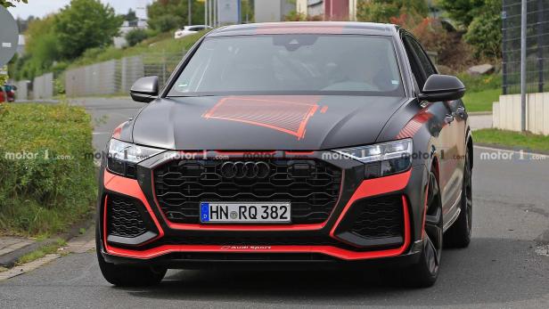 Audi RS Q8 erstmals komplett ungetarnt mit wilden roten Details