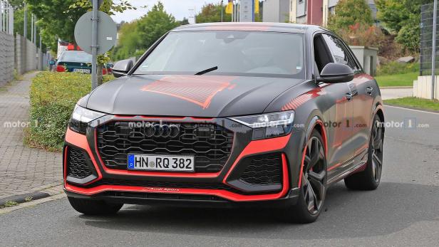 Audi RS Q8 erstmals komplett ungetarnt mit wilden roten Details