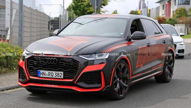 Audi RS Q8 erstmals komplett ungetarnt mit wilden roten Details