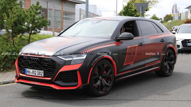 Audi RS Q8 erstmals komplett ungetarnt mit wilden roten Details