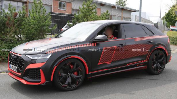 Audi RS Q8 erstmals komplett ungetarnt mit wilden roten Details