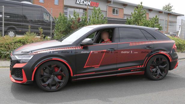 Audi RS Q8 erstmals komplett ungetarnt mit wilden roten Details