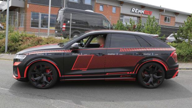 Audi RS Q8 erstmals komplett ungetarnt mit wilden roten Details