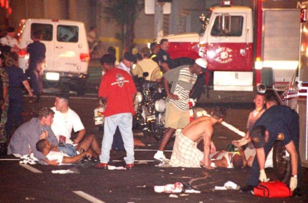 Nach einer Explosion leisten Ersthelfer und Rettungskräfte Verletzten Hilfe.