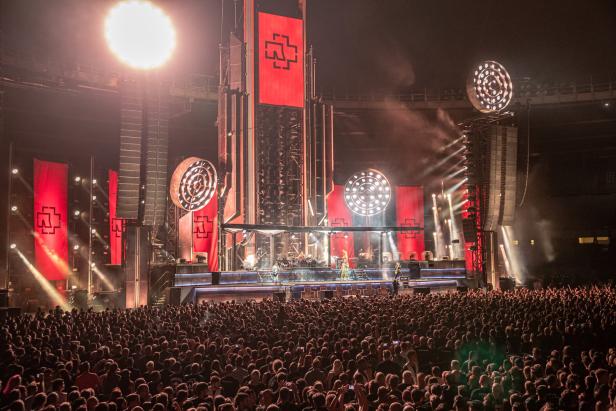 Rammstein in Wien: Brandheiße Show zu maschinellem Heavy-Sound