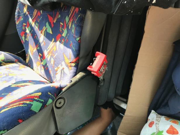 Sitzbank nicht befestigt, kaputte Reifen: Kleinbus auf A21 gestoppt