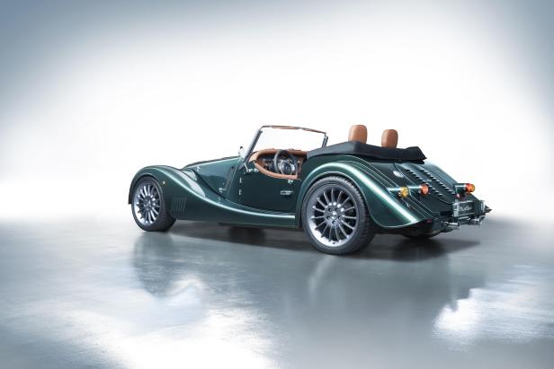 Ein grüner Morgan Plus Six Roadster, von hinten aufgenommen.