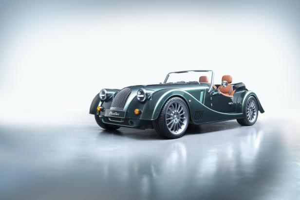 Ein grüner Morgan Plus Six Roadster mit braunen Ledersitzen.