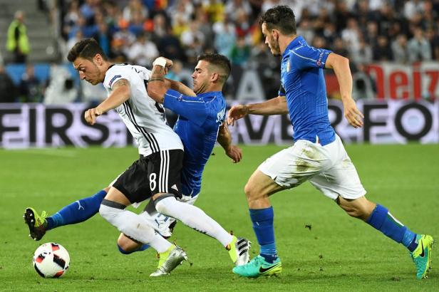 TOPSHOT-FBL-EURO-2016-MATCH47-GER-ITA Özil: Ihren Namen trägt er jetzt auf dem Schuh