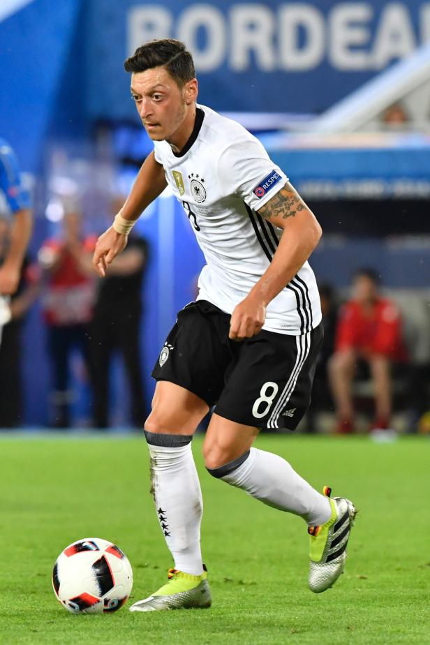 FBL-EURO-2016-MATCH47-GER-ITA Özil: Ihren Namen trägt er jetzt auf dem Schuh