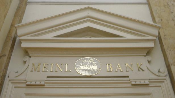 Die Fassade der Meinl Bank mit einem goldenen Schiff-Logo.