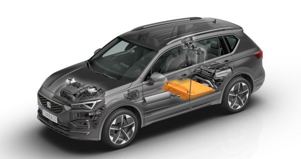 Ein Seat Tarraco Plug-in-Hybrid mit transparentem Gehäuse, das den Motor und die Batterie zeigt.