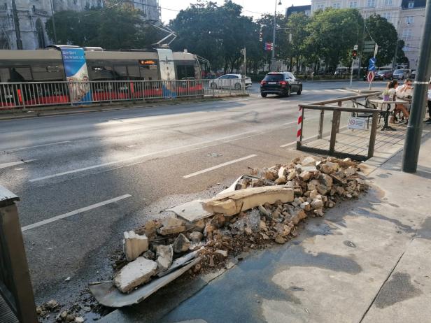 Wien: Von Balkon fallen Teile auf Straße - ein Pkw beschädigt