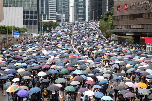 Hongkong geht auf Protestbewegung ein: "Zu wenig, zu spät"