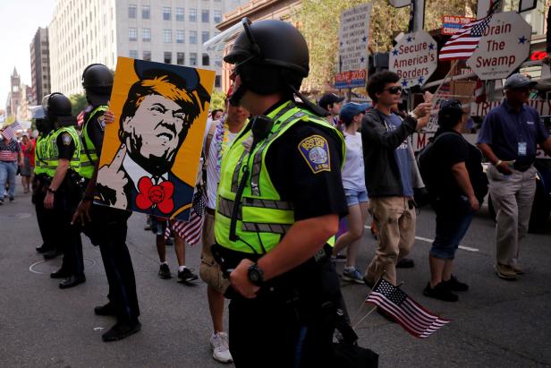 "Hetero-Parade": Trump-Anhänger demonstrieren gegen Homosexuellen-Rechte