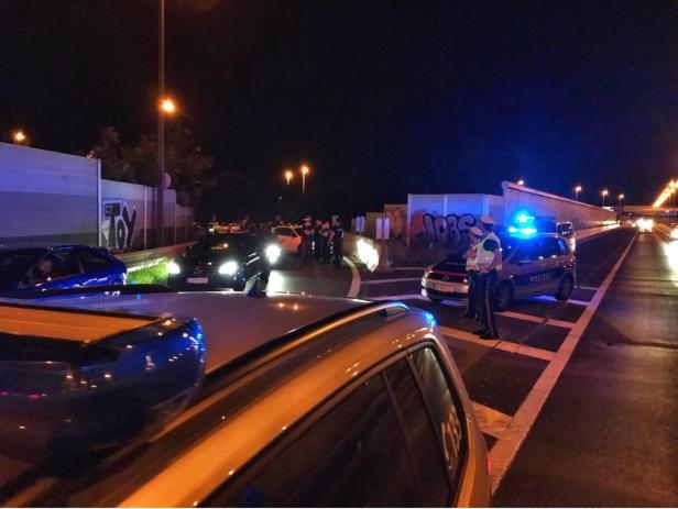 Neun Boliden auf A22: Polizei stoppt illegales Autorennen