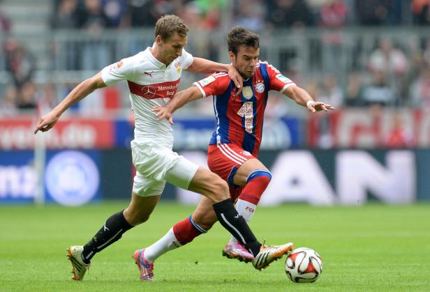 Zwei Fußballspieler kämpfen um den Ball während eines Spiels.