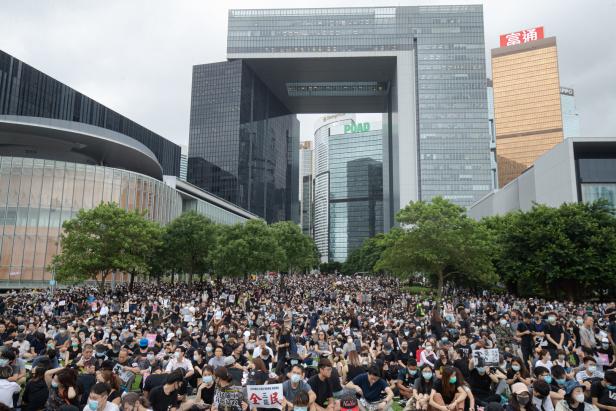 Demos: Hongkong "nahezu außer Kontrolle"